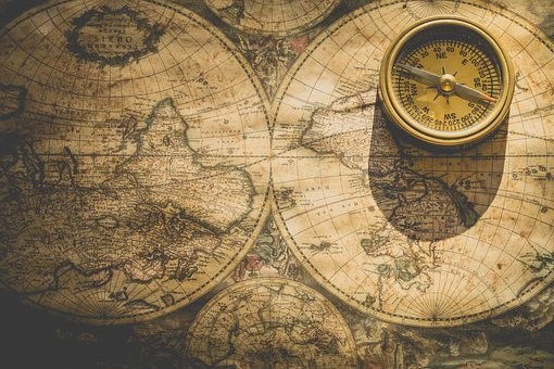 Boussole posée sur une carte du monde